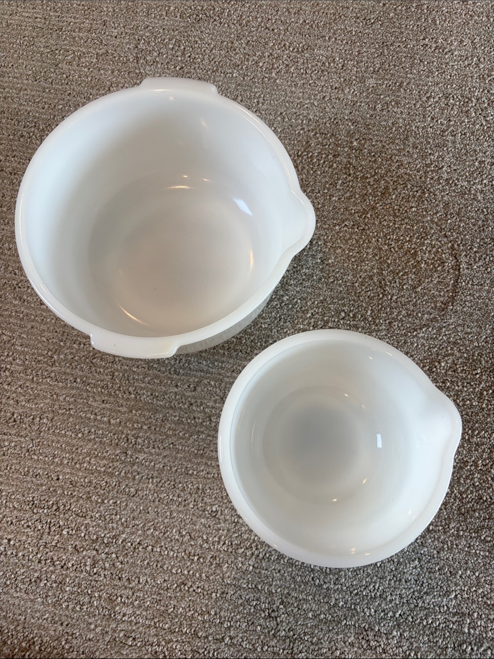 Set of 2  Vintage SUNBEAM GLASBAKE Mixing Bowls. Great Condition. 9” and 6”.